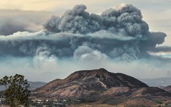"Mây tận thế" cao 9km xuất hiện trên "hỏa ngục" ở Mỹ