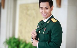 Nguyên Khang mặc trang phục sĩ quan dẫn gala Sao Nhập Ngũ