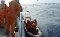 Clip: Cứu 7 ngư dân trôi dạt 3 hải lý trên biển khi tàu bị chìm