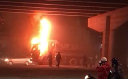 Buồng lái xe tải bốc cháy dữ dội trong đêm ở Hà Nội