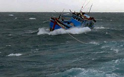 Tàu hỏng máy trôi dạt, 13 ngư dân gặp nạn trên biển