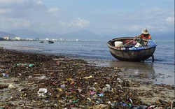 Ảnh - clip: Gần 5km bờ biển Đà Nẵng ngập trong rác