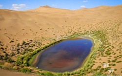 Những hồ nước bí ẩn trên sa mạc đẹp như tiên cảnh ở Trung Quốc