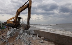 Ninh Thuận: Sóng biển dâng cao trên 3m đánh sập nhiều đê kè