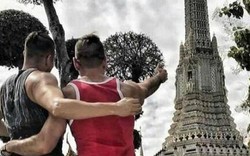 Chụp ảnh khoe vòng 3 trước chùa thiêng ở Thái Lan, du khách nhận "kết đắng"