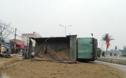 Hà Tĩnh: Xe tải chở cát nổ lốp đâm nát ô tô, xe máy