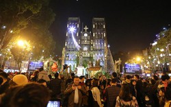 Hà Nội: Đông nghịt, tắc nghẽn vì dòng người đổ ra đường đón Noel