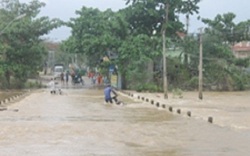 Nha Trang mưa lớn, tàu cá mắc kẹt cả gầm cầu