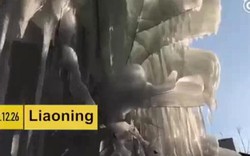 Ống nước bị rỉ tạo thành thác băng kỳ vĩ ngoài tòa nhà bỏ hoang