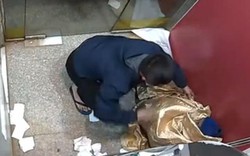 Ấm lòng hành động bảo vệ đem chăn đắp cho cụ già ăn xin ngủ ở ATM