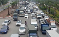 Clip: Tai nạn liên hoàn ở đại lộ Thăng Long, ùn tắc hàng dài