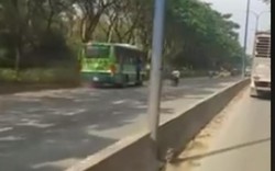 Clip Xe buýt đi ngược chiều trên đường phố Sài Gòn