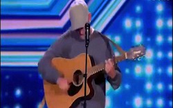 Hốt hoảng vì thí sinh hụt chân ngã cắm đầu trên sân khấu X Factor