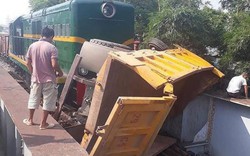 Tai nạn nghiêm trọng giữa tàu hỏa và xe tải, 5 người trọng thương