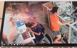Video: Nổ pin như pháo hoa tại cửa hàng điện thoại, khách chạy thoát thân