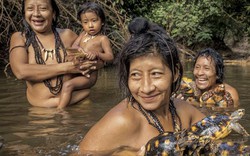 Ảnh "nóng" về bộ lạc đặc biệt nhất thế giới trong rừng Amazon