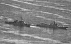 Khoảnh khắc tàu Trung Quốc áp sát nguy hiểm tàu chiến Mỹ ở Biển Đông