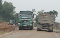 Nghệ An: Xe chở đất cơi nới thành thùng “cày” nát đường