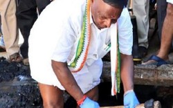 Bộ trưởng Ấn Độ xắn quần, tự tay thông cống giữa phố