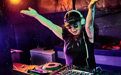 Nữ DJ tuổi "xưa nay hiếm" có trình chơi nhạc đến giới trẻ cũng phải nể