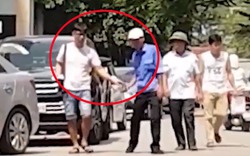 VIDEO: Hàng loạt bãi xe không phép chăng dây, thu phí khắp Hà Nội