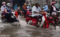 Người Sài Gòn vất vả lội nước ngập đi làm sáng đầu tuần