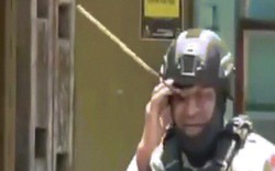 Bị mũi tên cắm vào mắt, cảnh sát vẫn bình thản đi lại ở Indonesia