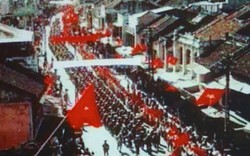 Ảnh: Cờ hoa đỏ rợp trời ngày giải phóng Thủ đô 64 năm về trước