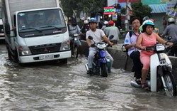 Đường Sài Gòn ngập như sông dù trời không mưa