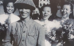 Thiếu nữ Hà Nội chào đón Thiếu tướng Vương Thừa Vũ ngày giải phóng