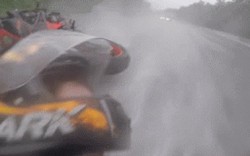 Video: Ôm cua gấp trời mưa, lái xe và bạn gái ngã văng hàng chục mét