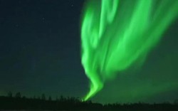 Cực quang huyền ảo uốn lượn trên bầu trời đêm ở Phần Lan