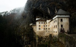 Lâu đài 800 năm tuổi nằm giữa lưng chừng vách đá cao hơn trăm mét ở Slovenia