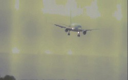 Khoảnh khắc máy bay hạ cánh theo chiều ngang trong thời tiết nguy hiểm