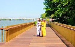 Ngắm đường đi bộ lót sàn gỗ lim 64 tỷ trên sông Hương