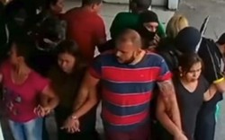 Sốc: Nhóm cướp Brazil dàn hàng 25 con tin làm lá chắn