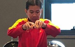 HLV Hoàng Anh Tuấn tự tay nấu cháo gà "khao quân" U19 Việt Nam