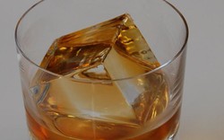 Giới siêu giàu chi gần chục triệu mua đá lạnh "sang chảnh" về uống rượu