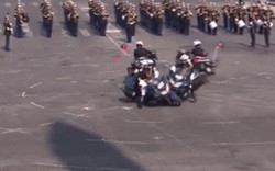 Video: Cảnh sát lao môtô vào nhau trong lễ kỷ niệm quan trọng