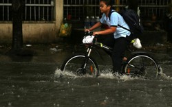 Học sinh “bơi” tại “khu nhà giàu” ở Sài Gòn sau cơn mưa chớp mắt