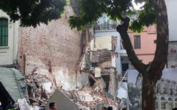 NÓNG: Một ngôi nhà gần Hồ Gươm bất ngờ đổ sập gây tiếng nổ lớn