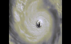 Siêu bão mạnh khủng khiếp tiến về Philippines nhìn từ vệ tinh