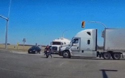 CHOÁNG: Lái xe máy vượt đèn đỏ bị xe tải hất văng ra đường