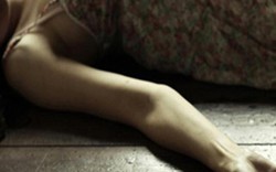 Phát hiện thi thể người phụ nữ trong phòng ngủ với nhiều vết thương