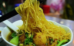 Những quán ăn có tên là lạ nhưng lại cực đông khách ở Sài Gòn