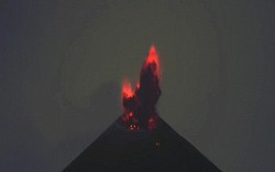 Video: Núi lửa Indonesia tự bắn ra “mưa sét” khét lẹt khi phun trào