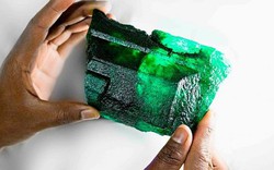 Tìm thấy đá quý đắt hơn kim cương, nặng 1,1kg ở hầm mỏ Zambia