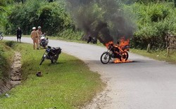 Bị cảnh sát dừng xe, người đàn ông châm lửa đốt xe máy rồi bỏ đi