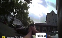 Khoảnh khắc cảnh sát Mỹ đấu súng, bắn chết nghi phạm giữa phố