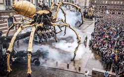 "Quái vật" nhện máy khổng lồ xuất hiện trên đường phố Pháp